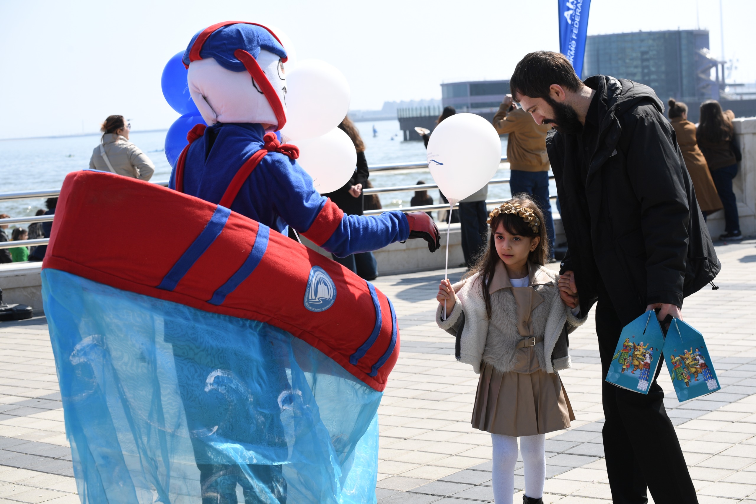 Bakıda Xəzərin suları avarçəkmə və yelkənli qayıqlarla bəzəndi (FOTO)